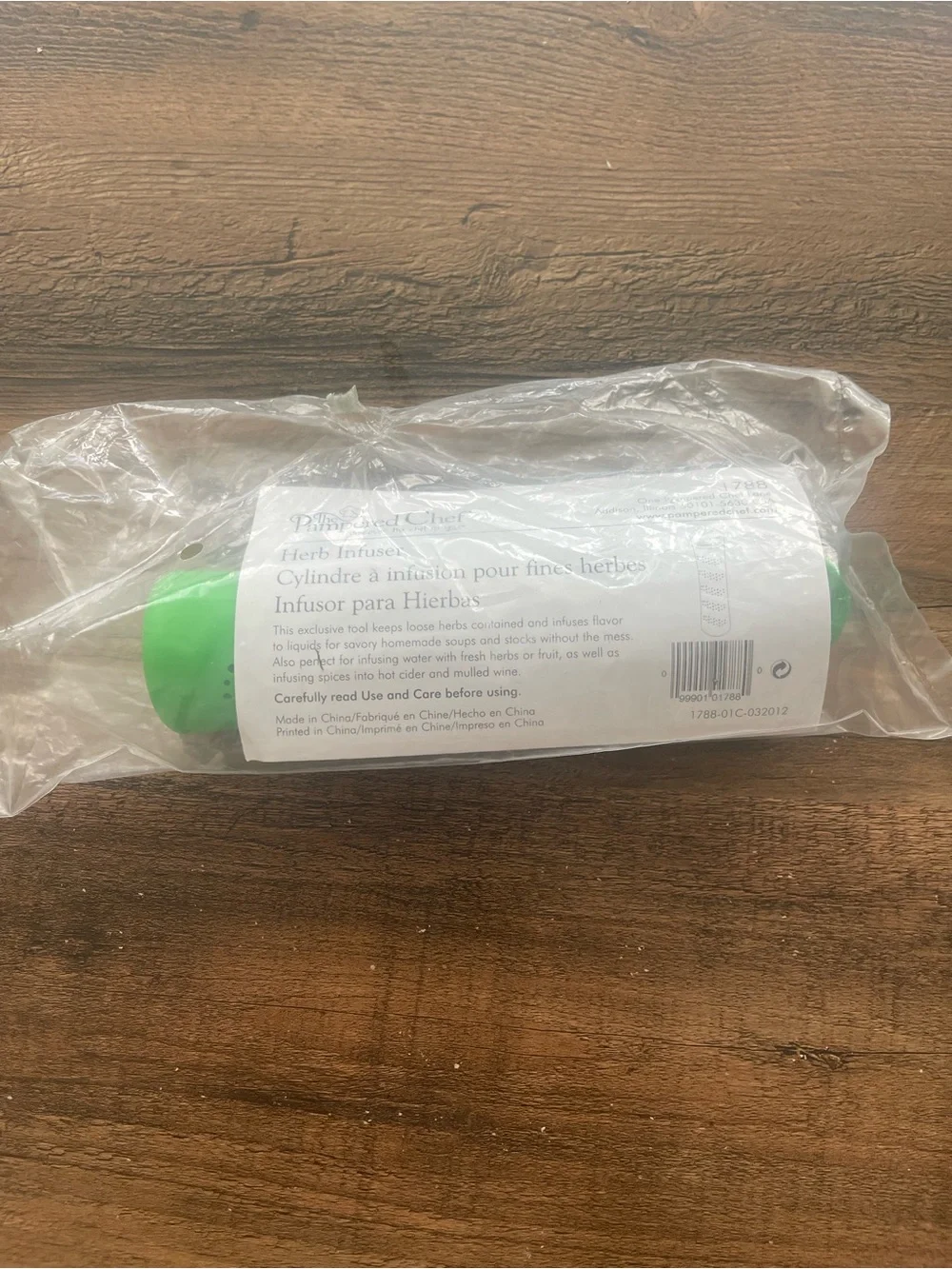 New The Pampered Chef Herb Infuser - Green and White